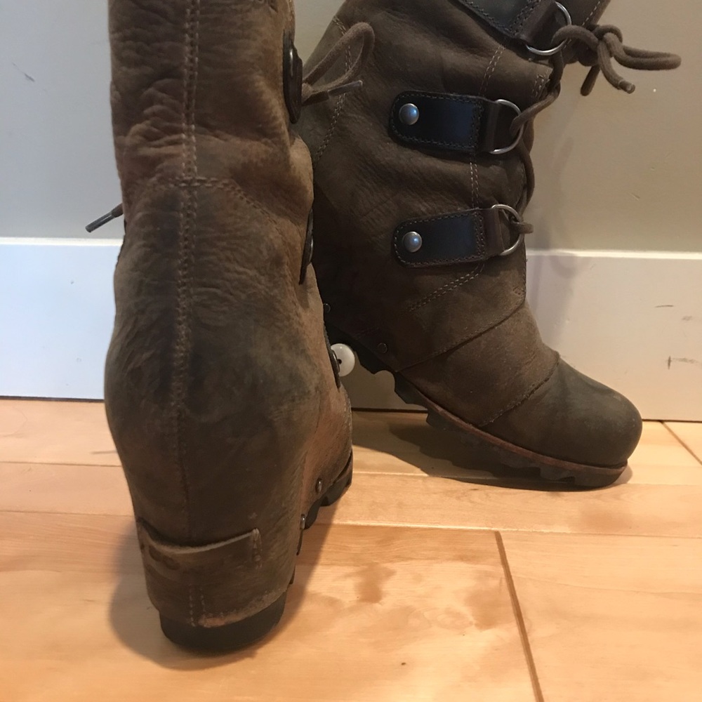Women’s Sorel Joan of Arctic wedge size 8.